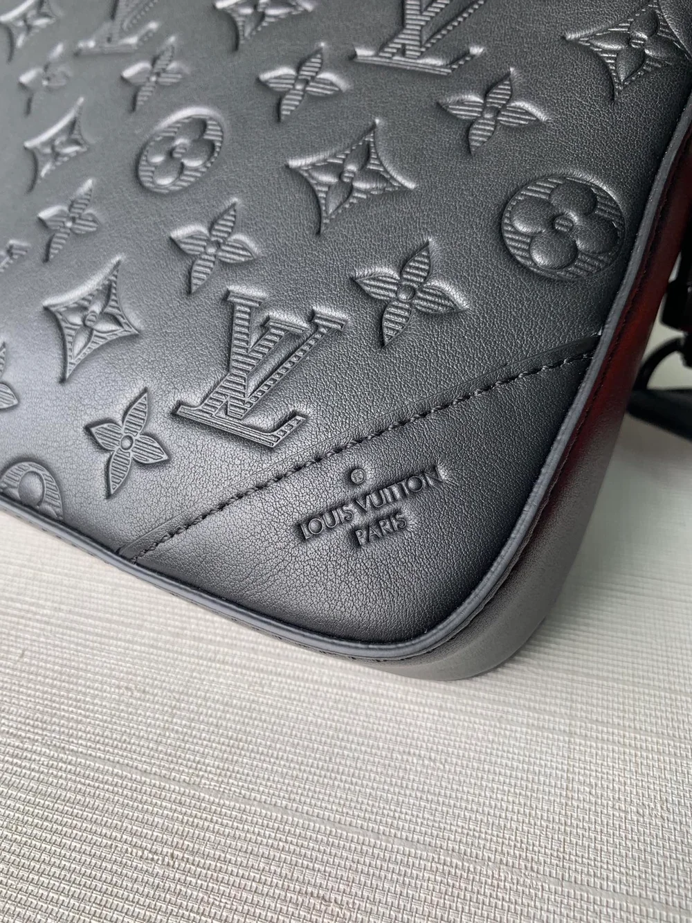 루이비통 듀오 메신저 백 M69827