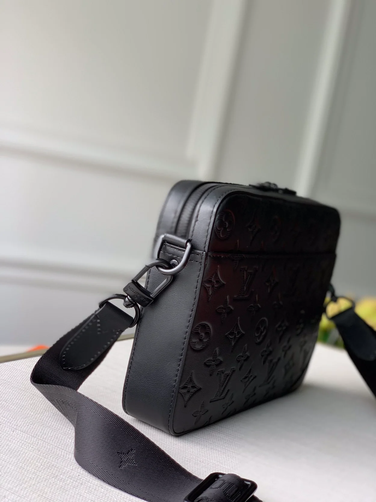 루이비통 듀오 메신저 백 M69827