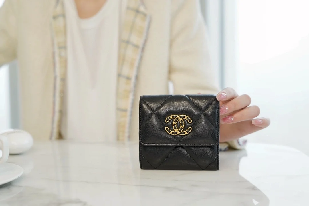 샤넬 19 램스킨 스몰 플랩 지갑