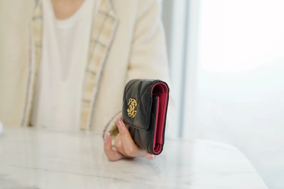 샤넬 19 램스킨 스몰 플랩 지갑