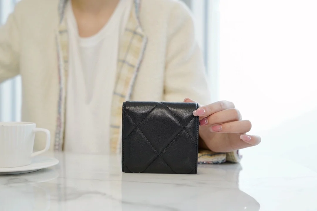 샤넬 19 램스킨 스몰 플랩 지갑