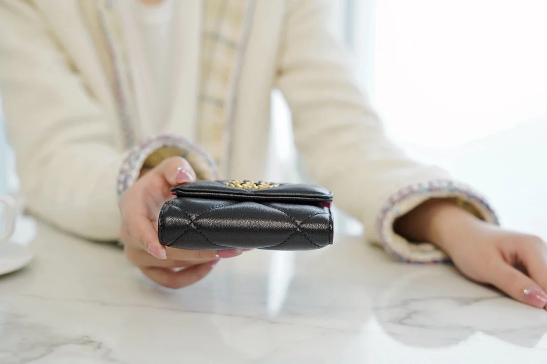 샤넬 19 램스킨 스몰 플랩 지갑