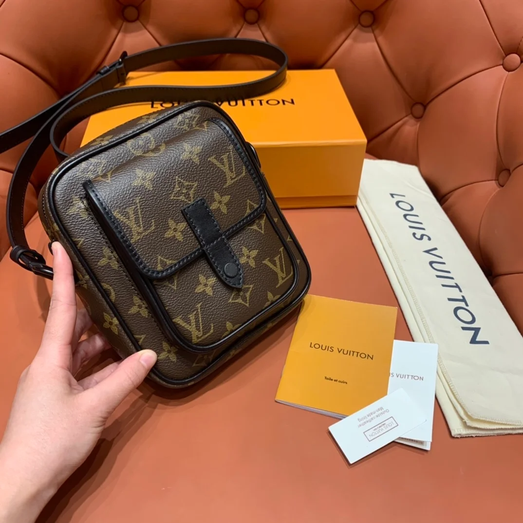 루이비통 크리스토퍼 웨어러블 월렛 M69404