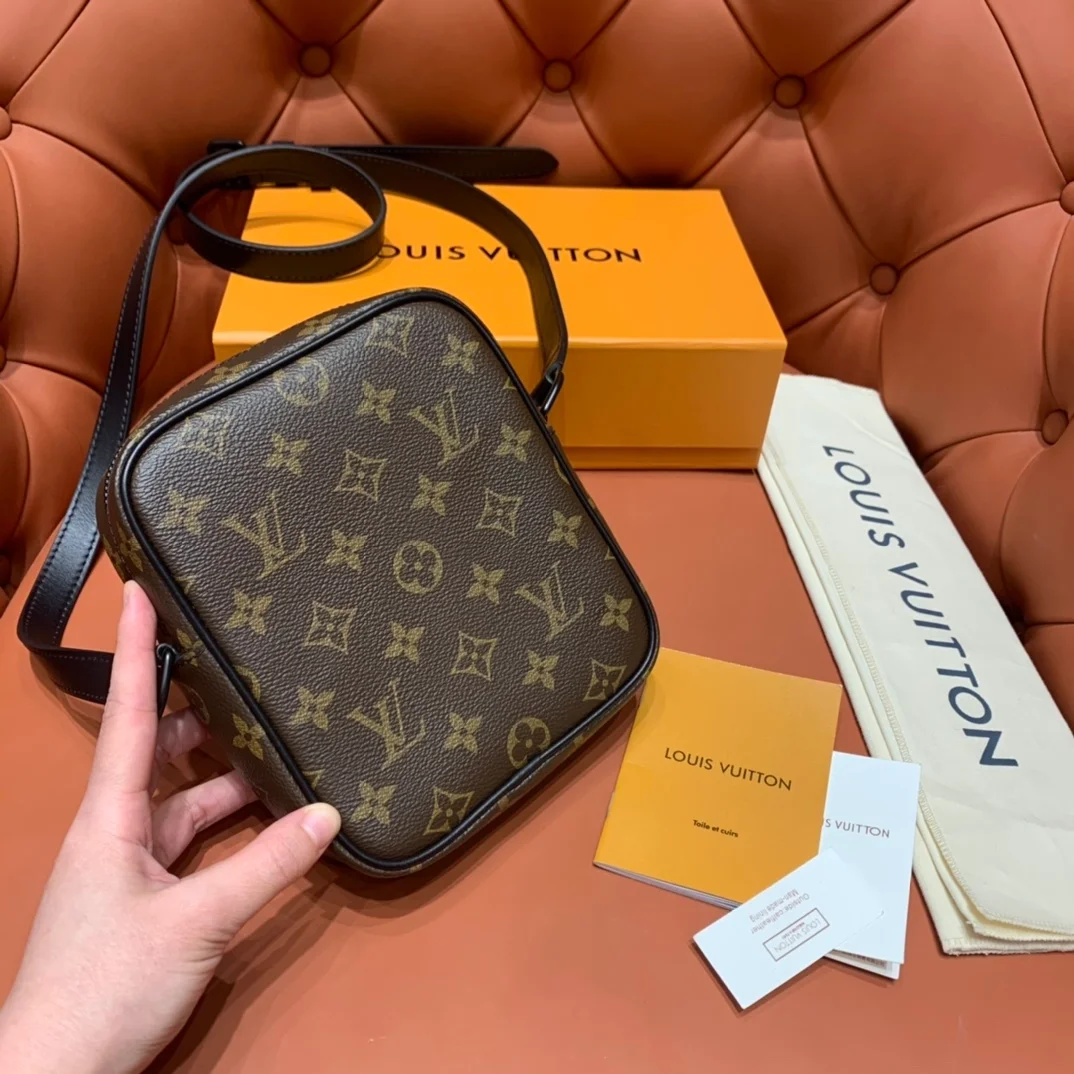 루이비통 크리스토퍼 웨어러블 월렛 M69404