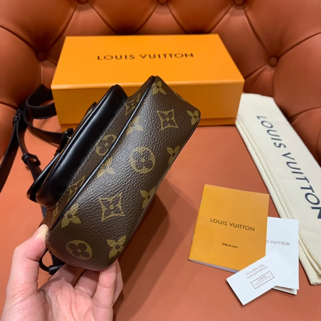 루이비통 크리스토퍼 웨어러블 월렛 M69404