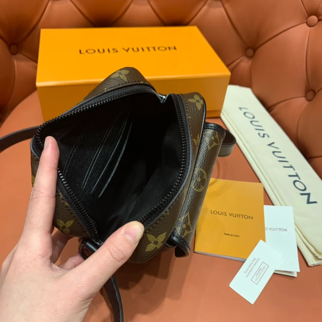 루이비통 크리스토퍼 웨어러블 월렛 M69404