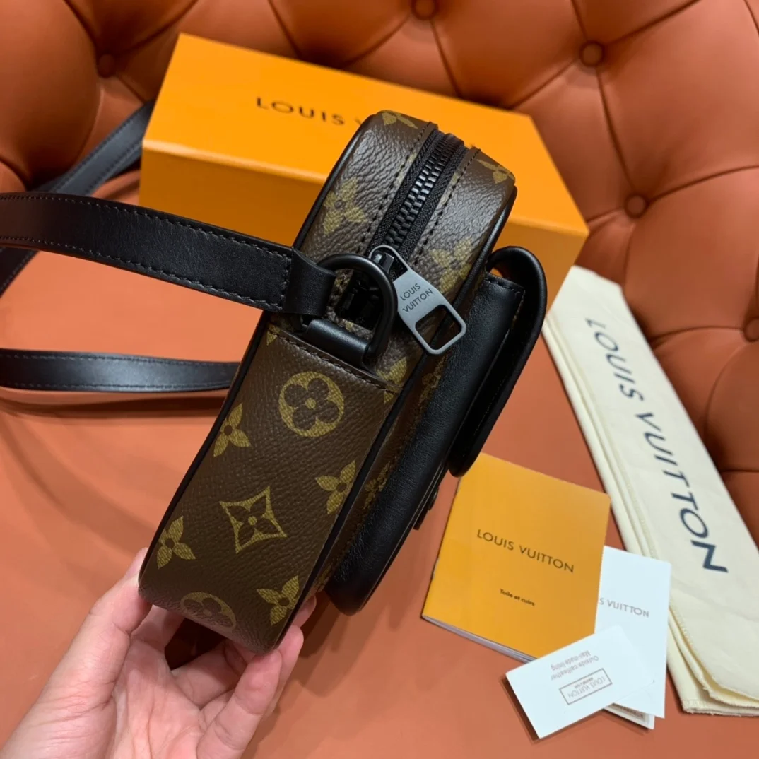 루이비통 크리스토퍼 웨어러블 월렛 M69404