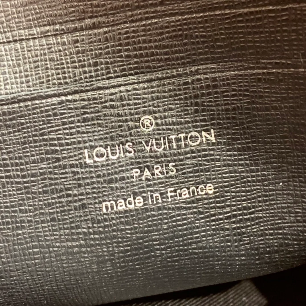 루이비통 크리스토퍼 웨어러블 월렛 M69404