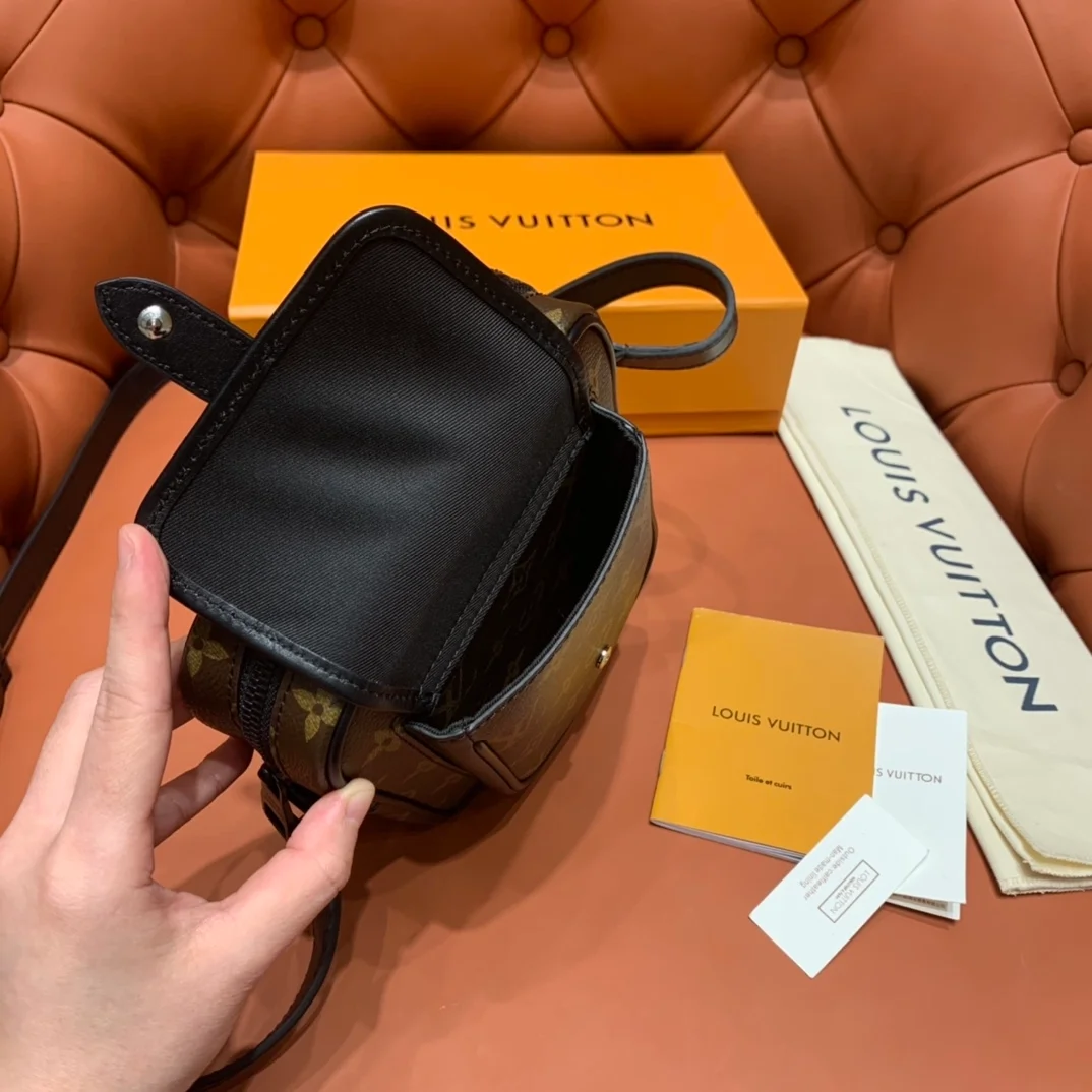 루이비통 크리스토퍼 웨어러블 월렛 M69404