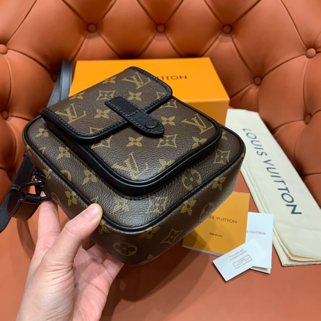 루이비통 크리스토퍼 웨어러블 월렛 M69404