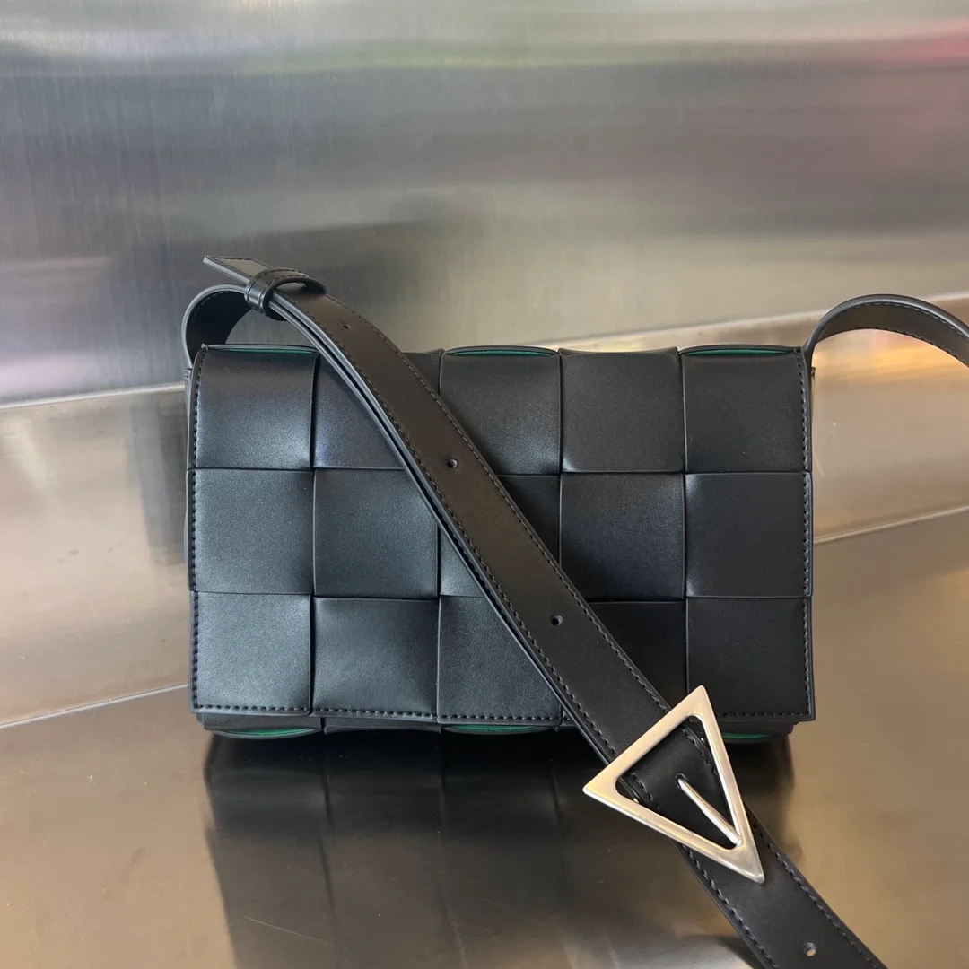 보테가 베네타 인트레치아토 카세트백 스웨이드