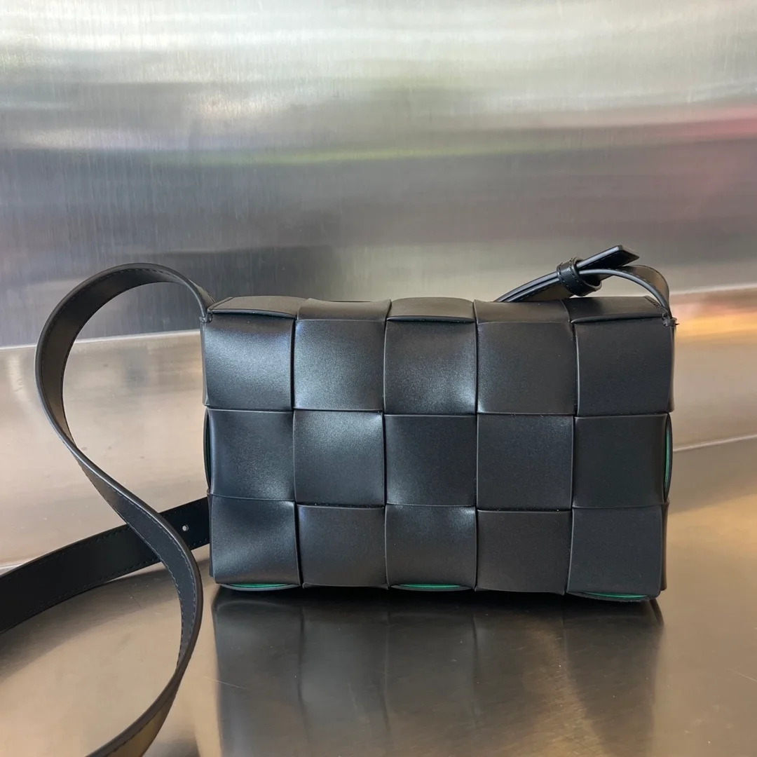 보테가 베네타 인트레치아토 카세트백 스웨이드