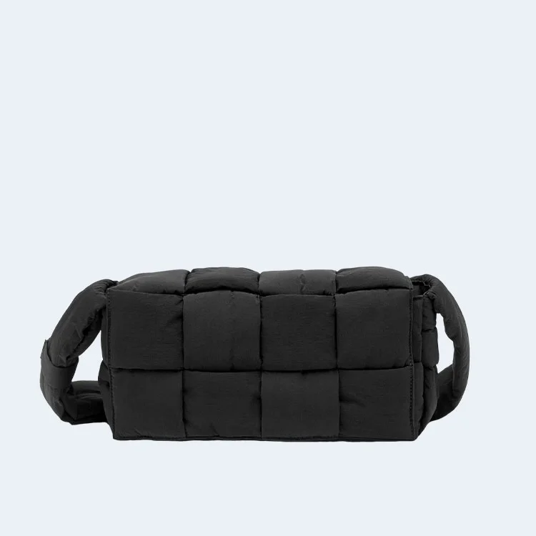 보테가 베네타 블랙 패디드 카세트백