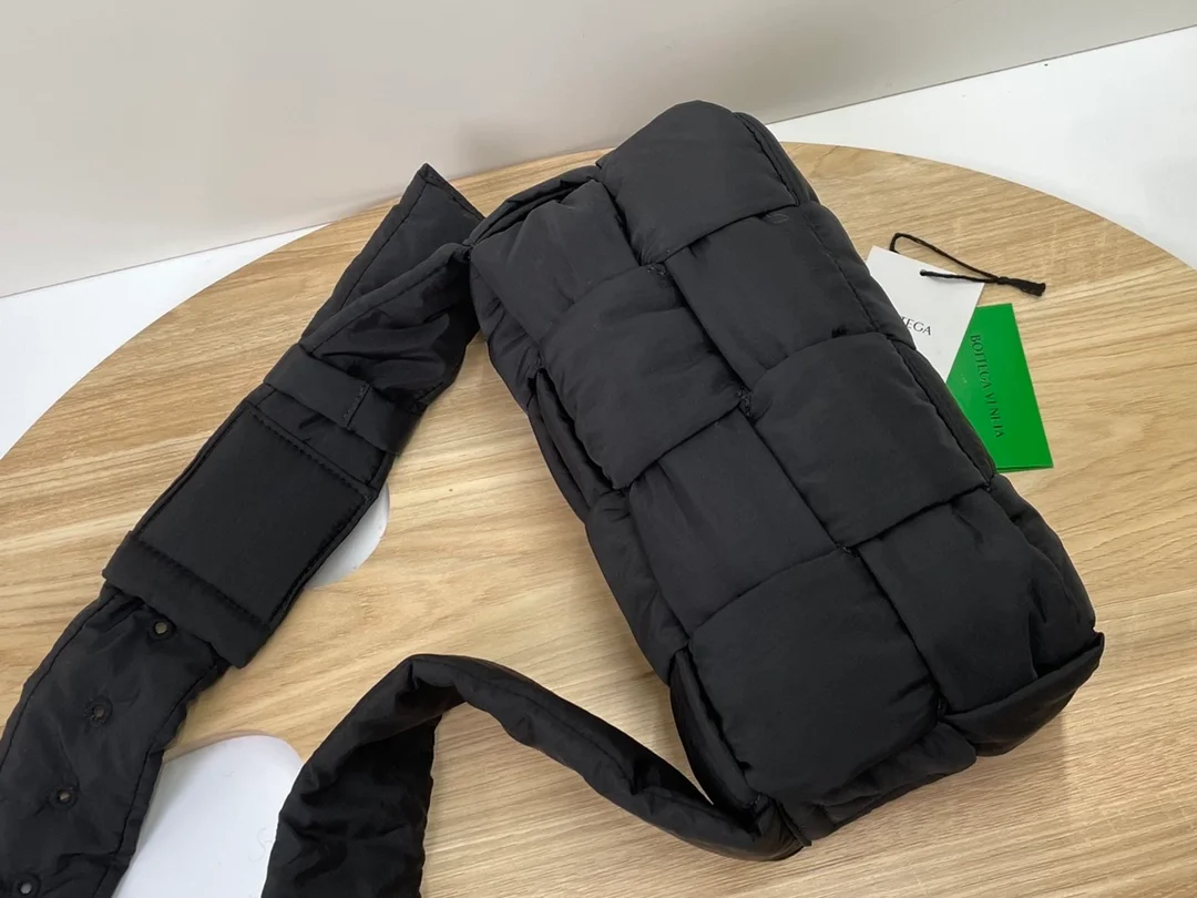 보테가 베네타 블랙 패디드 카세트백