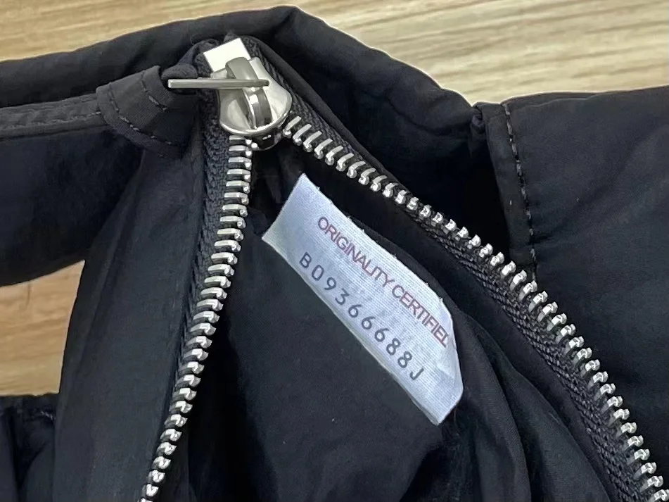 보테가 베네타 블랙 패디드 카세트백