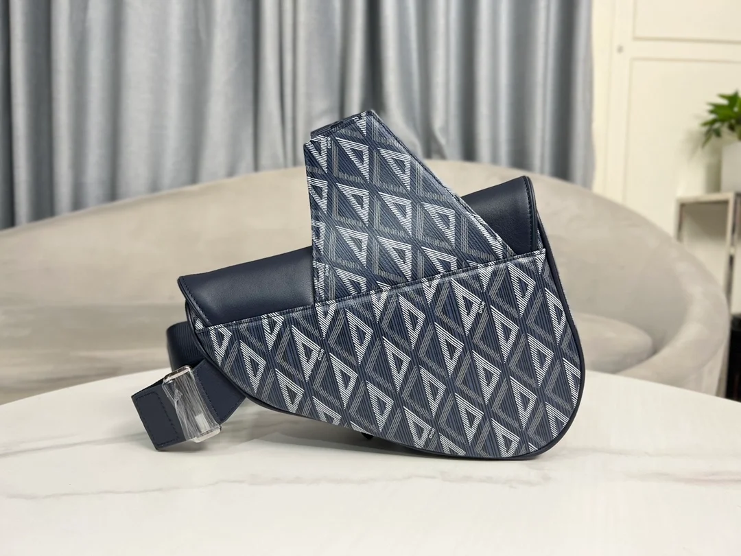 디올 다이아몬드 캔버스 새들 백 네이비