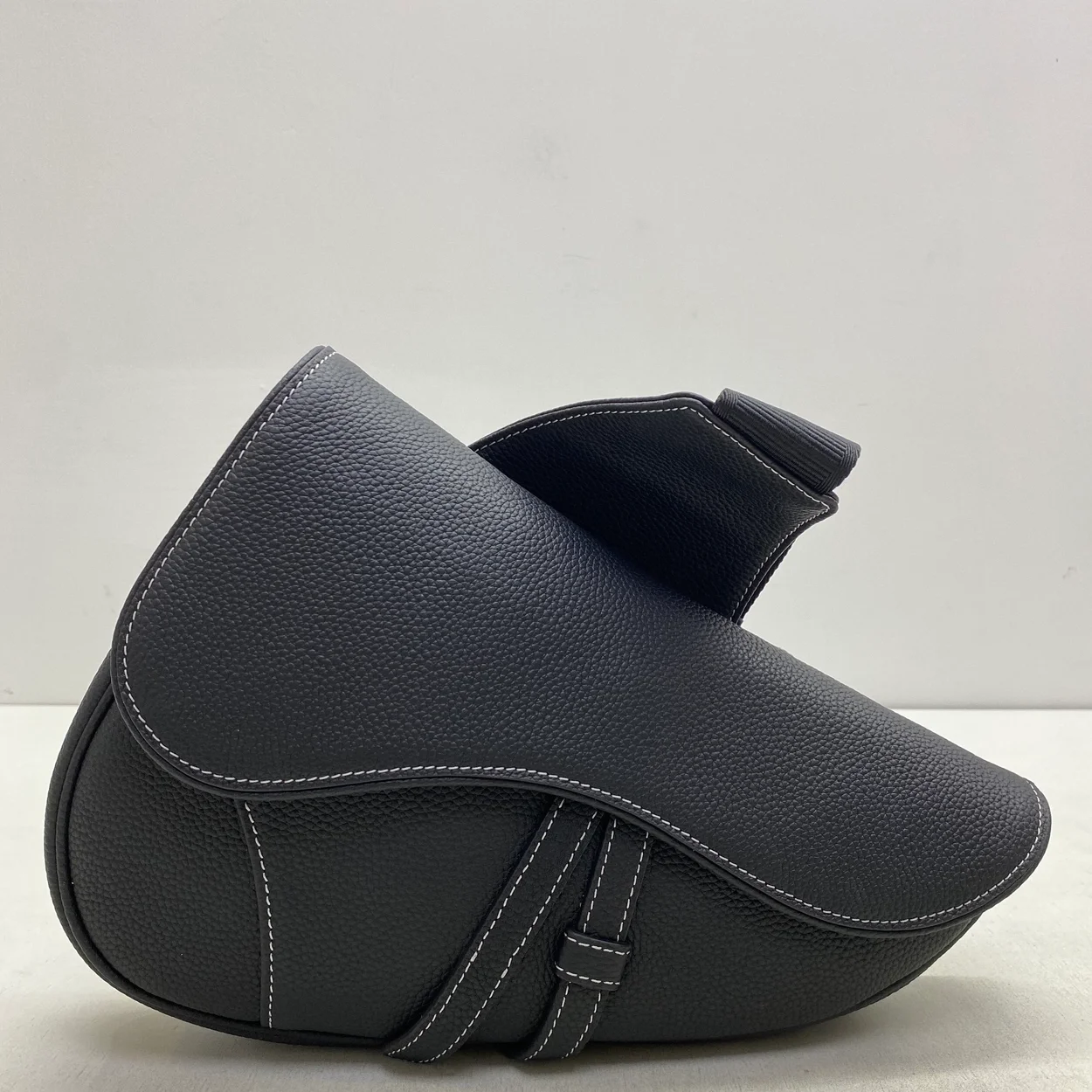 디올 Saddle 백 블랙 그레인 송아지 가죽