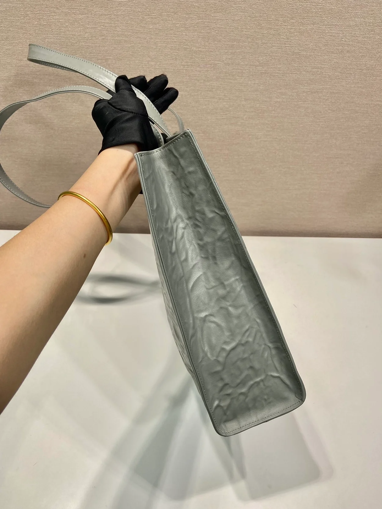 프라다 라지 엔틱 나파 토트백 그레이