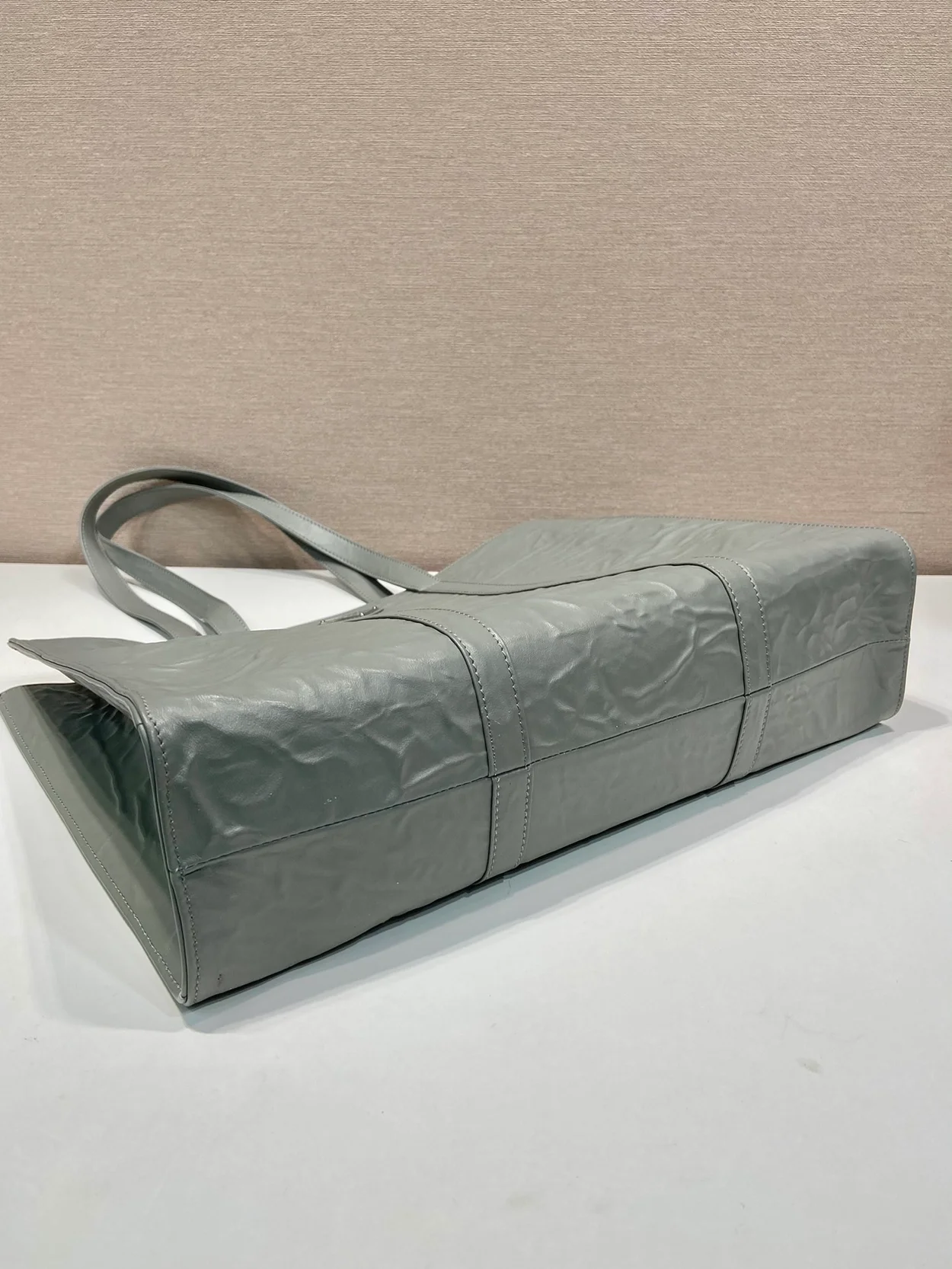 프라다 라지 엔틱 나파 토트백 그레이