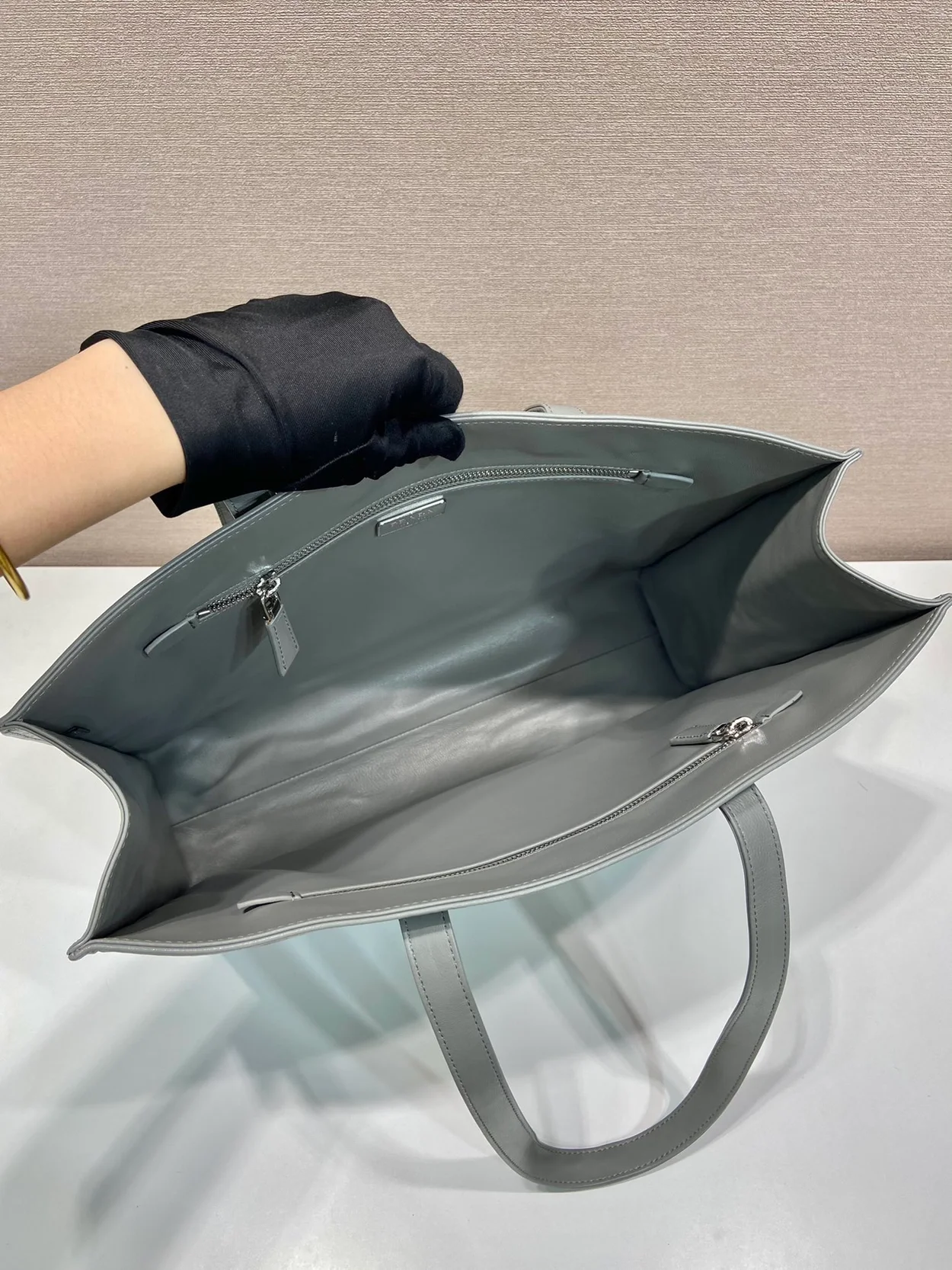 프라다 라지 엔틱 나파 토트백 그레이