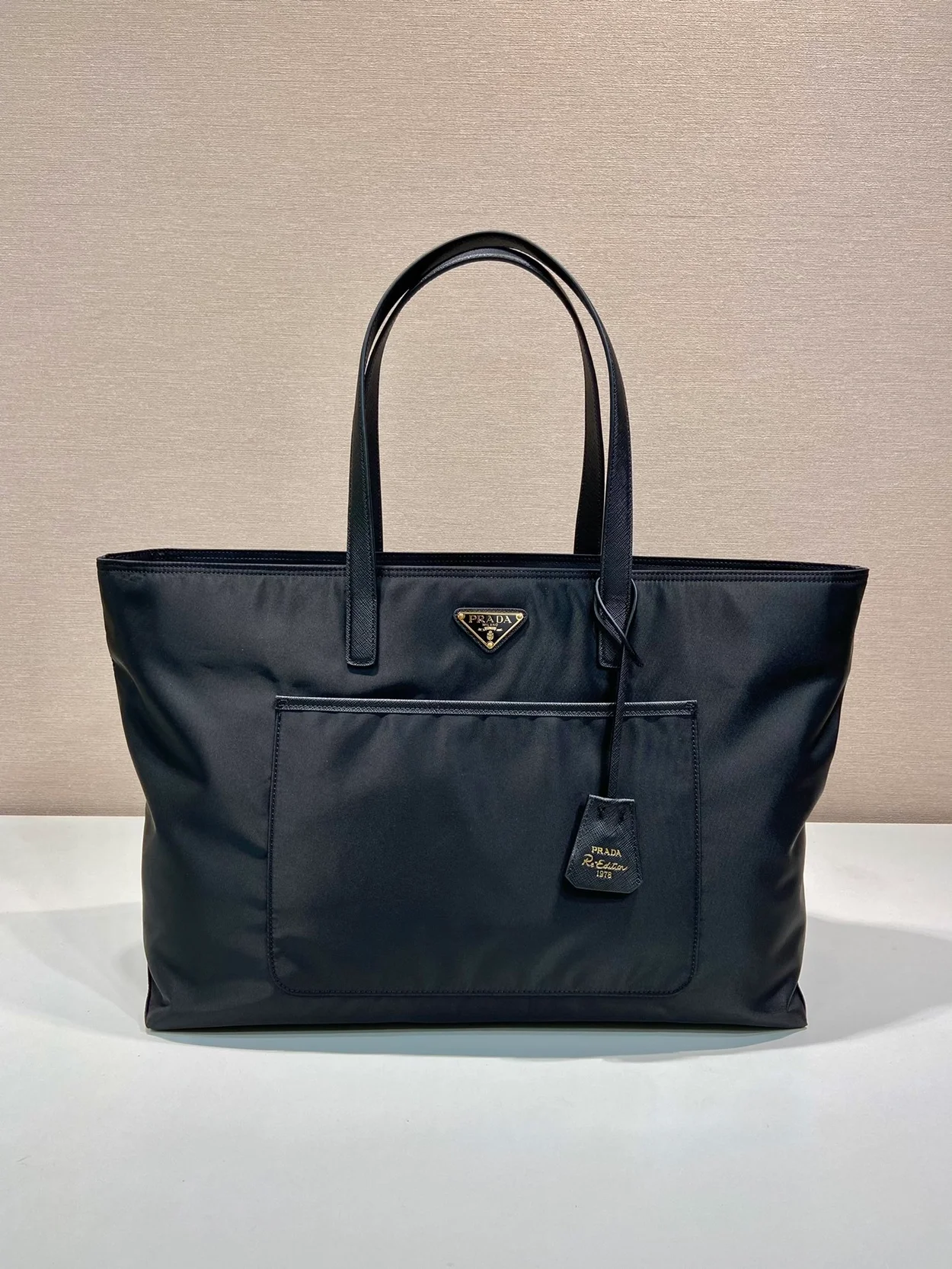 프라다 리에디션 1978 라지 리나일론 사피아노 가죽 토트백 블랙