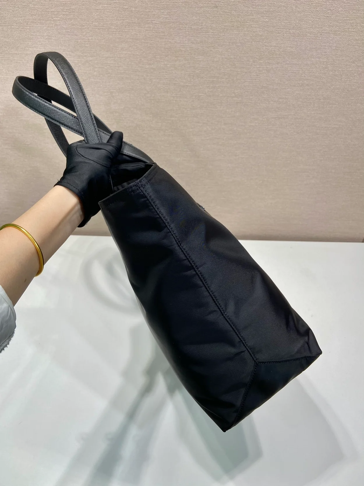 프라다 리에디션 1978 라지 리나일론 사피아노 가죽 토트백 블랙