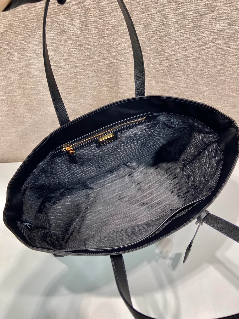 프라다 리에디션 1978 라지 리나일론 사피아노 가죽 토트백 블랙