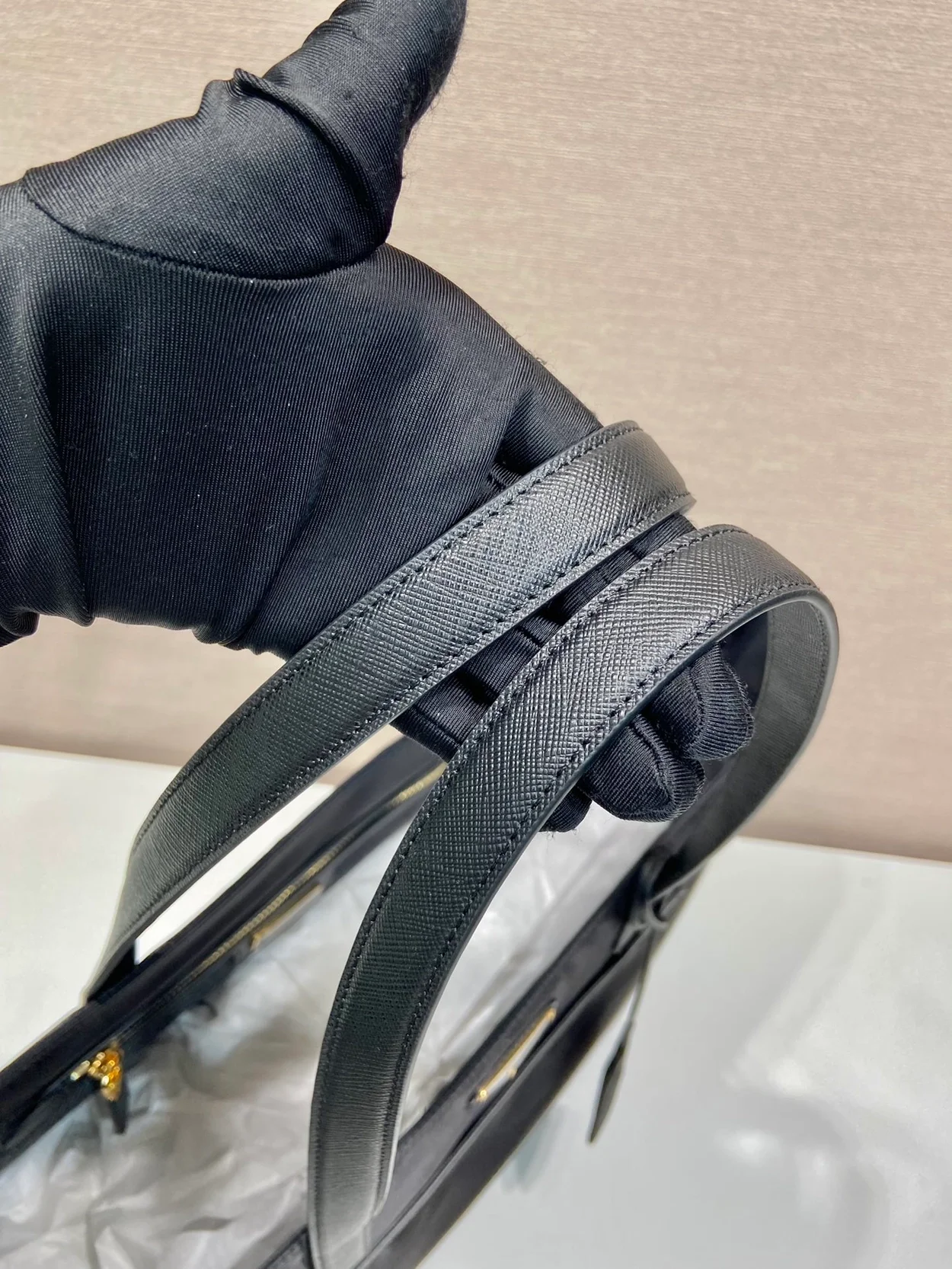 프라다 리에디션 1978 라지 리나일론 사피아노 가죽 토트백 블랙