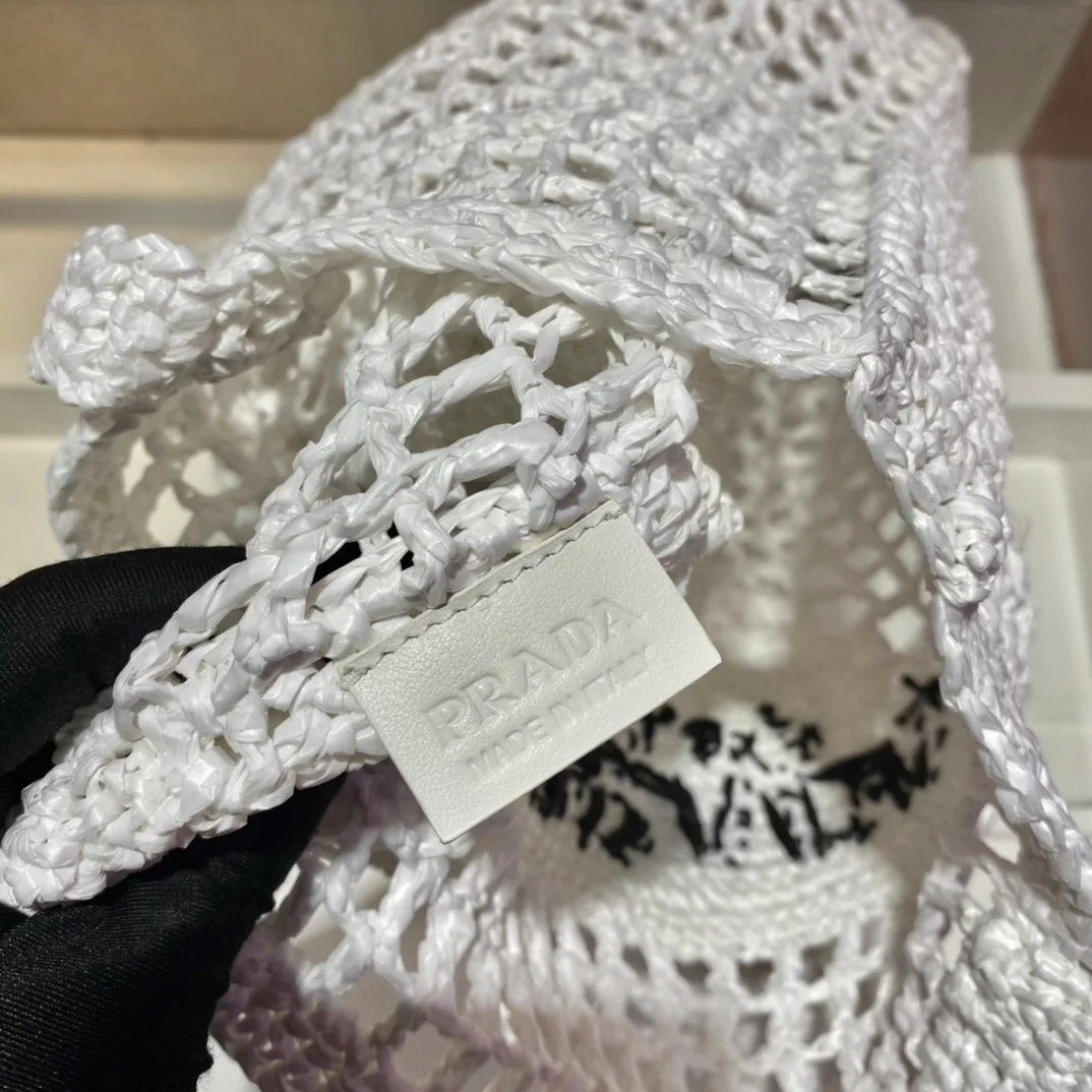 프라다 크로셰 토트백 화이트