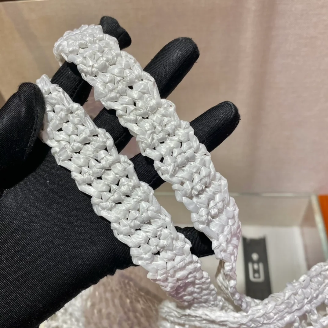 프라다 크로셰 토트백 화이트