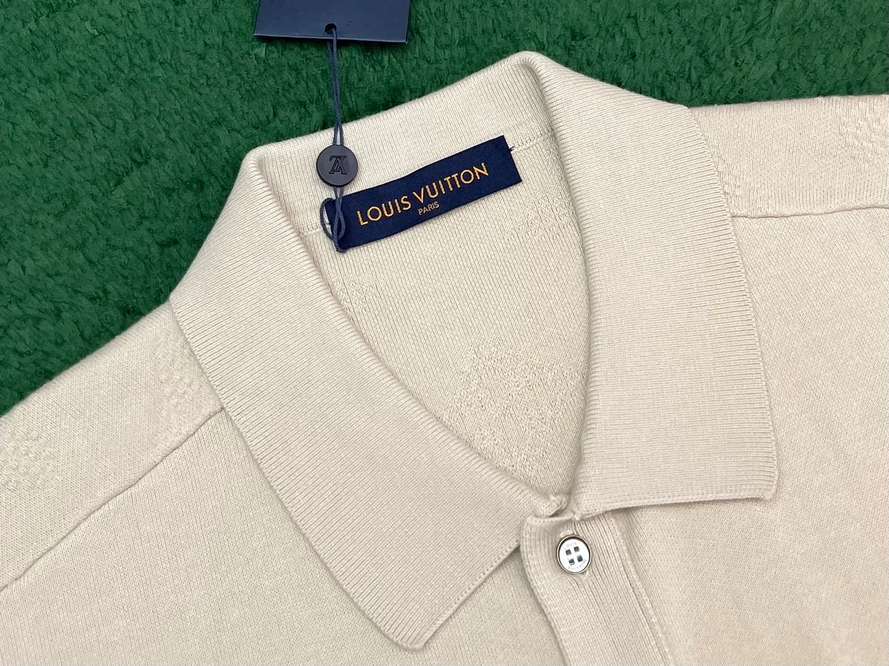 루이비통 모노그램 엠보싱 니트 반팔 셔츠