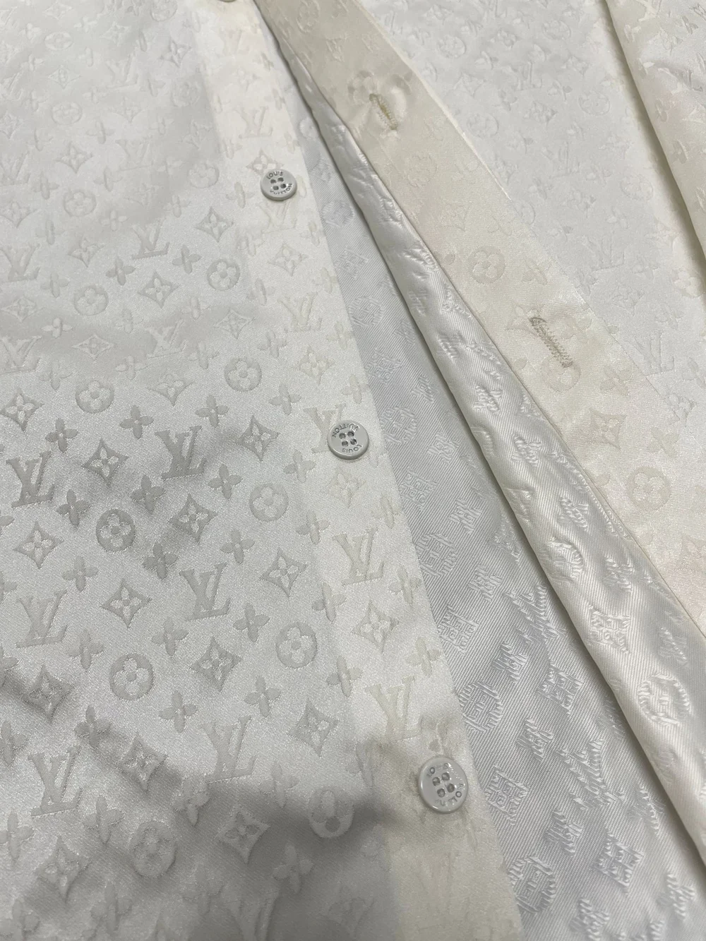 루이비통 모노그램 롱슬리브 실크 셔츠 화이트