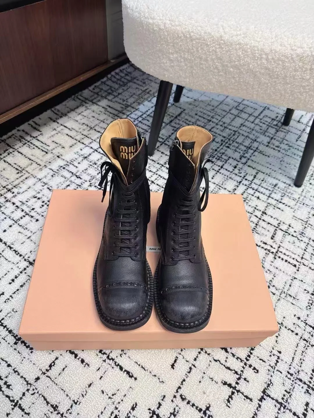 미우미우 블랙 워커