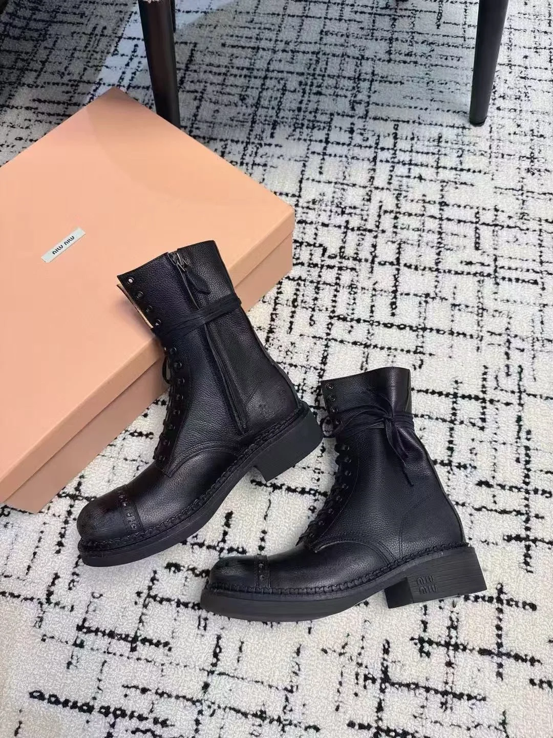 미우미우 블랙 워커