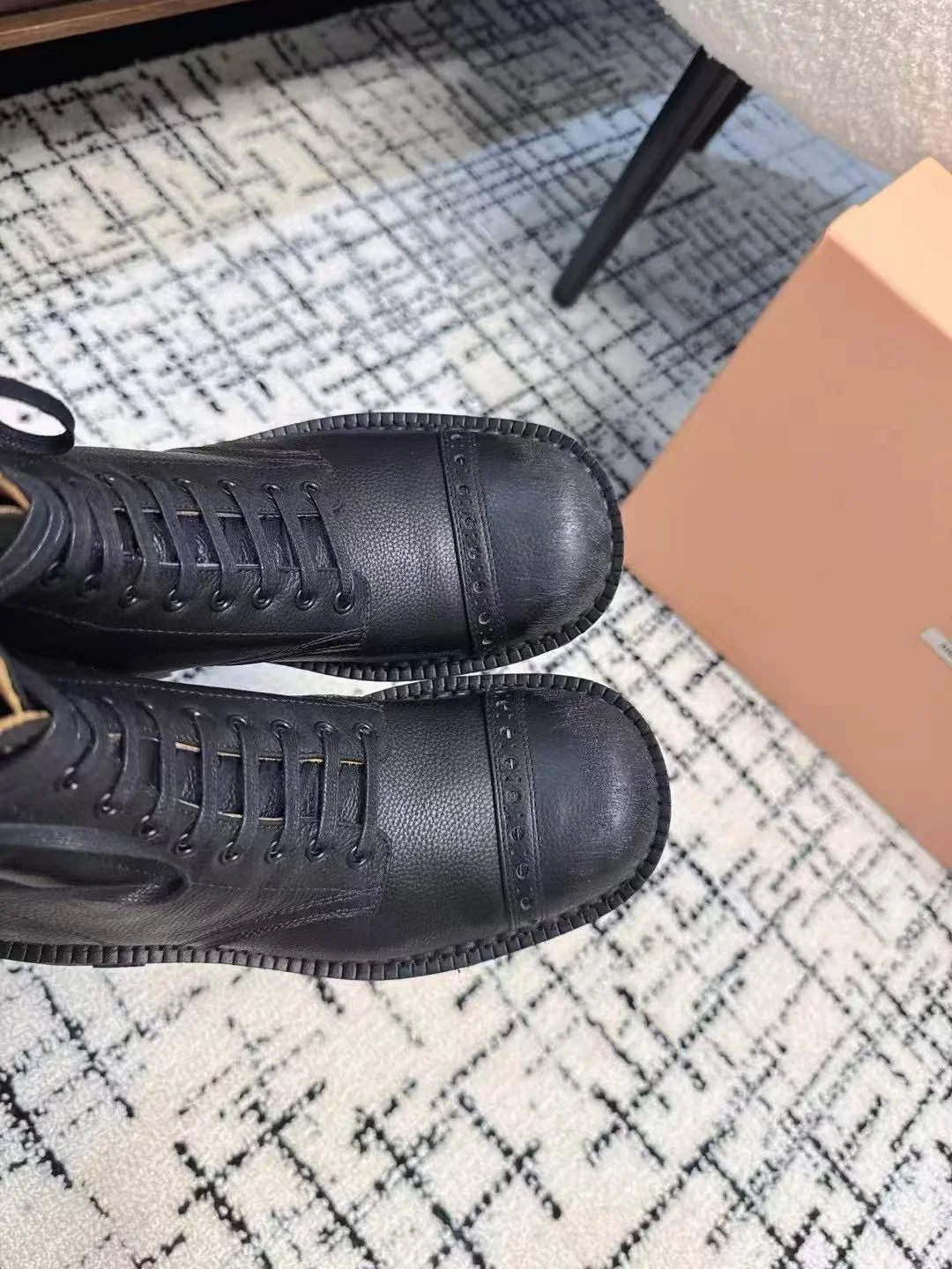 미우미우 블랙 워커