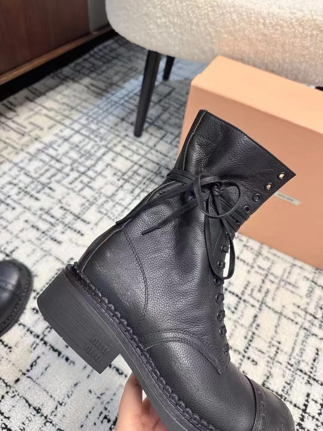 미우미우 블랙 워커