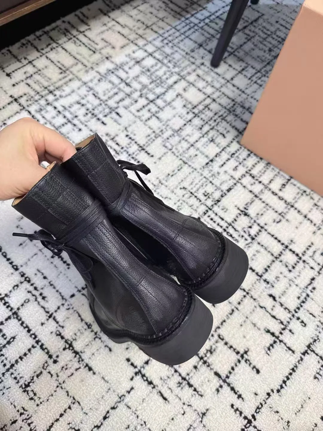 미우미우 블랙 워커