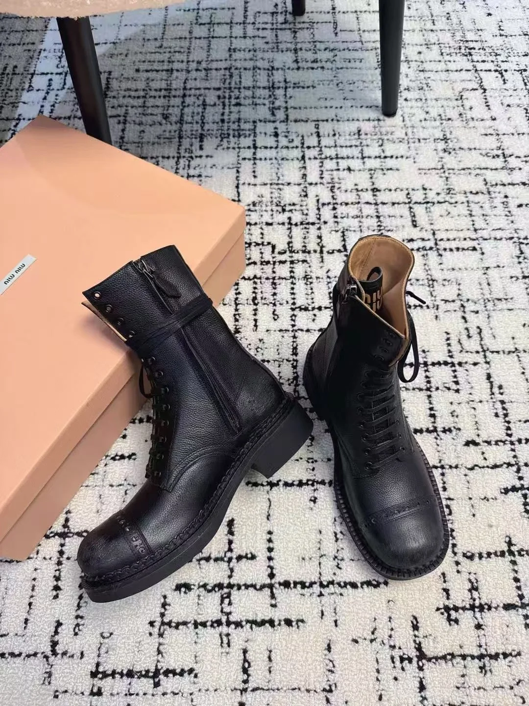 미우미우 블랙 워커