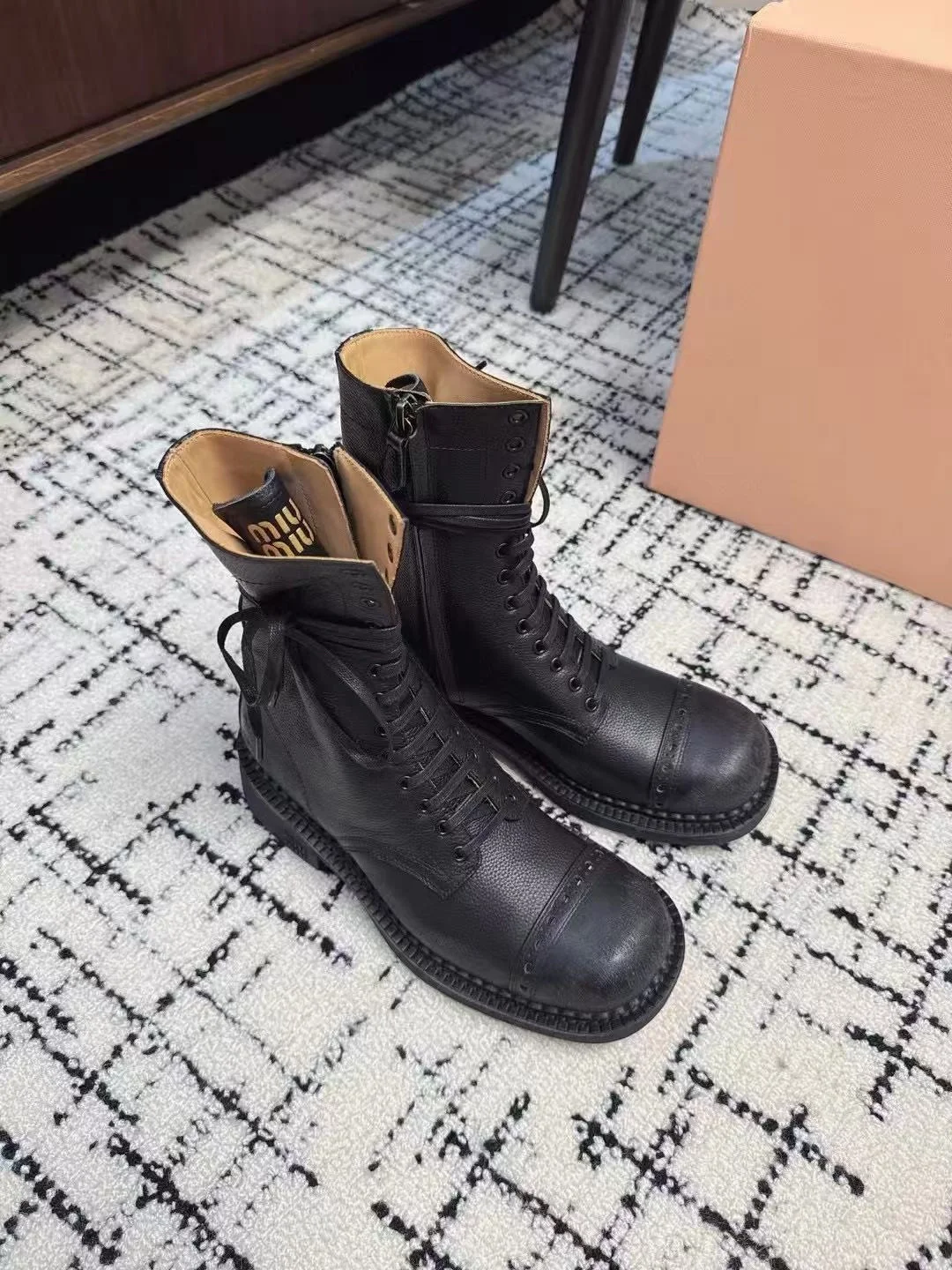 미우미우 블랙 워커