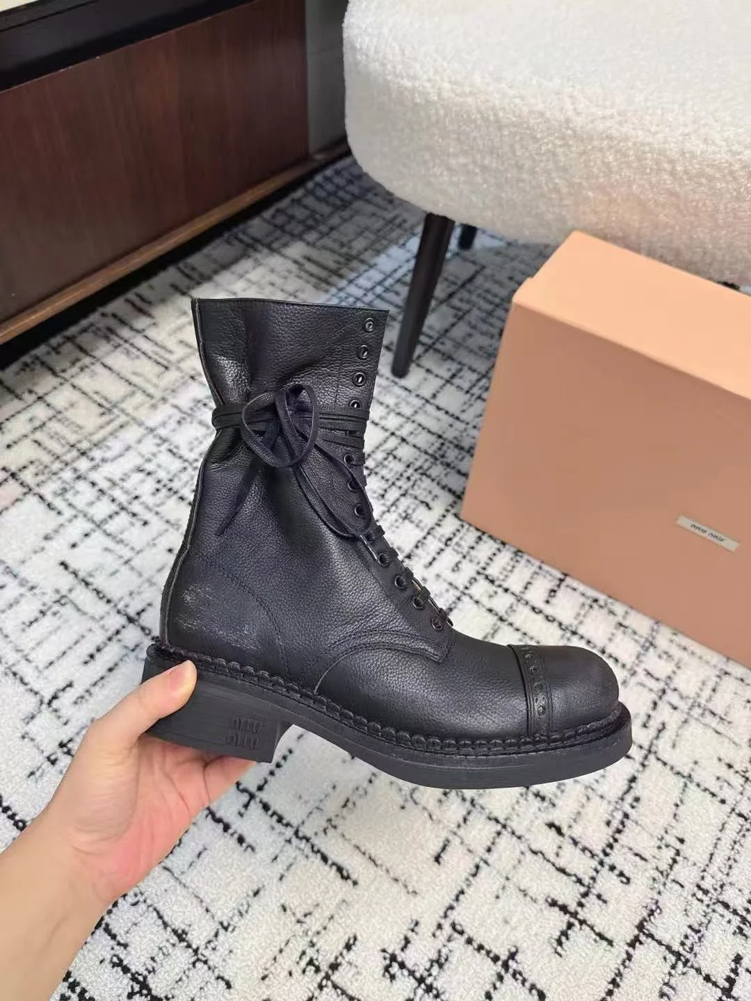 미우미우 블랙 워커