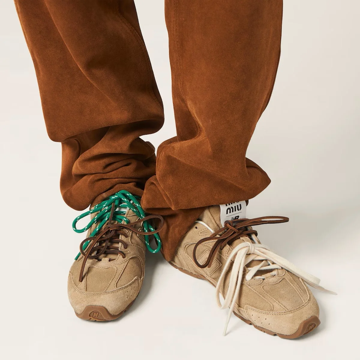 뉴발란스 X 미우미우 스웨이드 메쉬 스니커즈