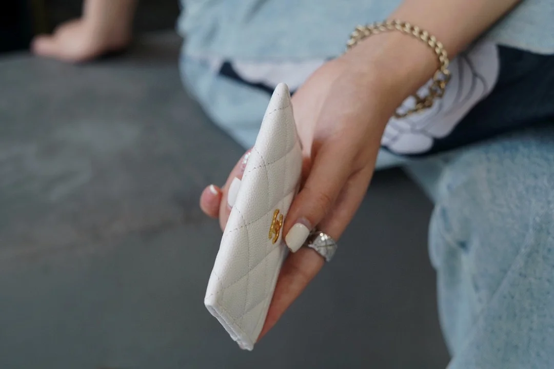 샤넬 클래식 카드 홀더 화이트