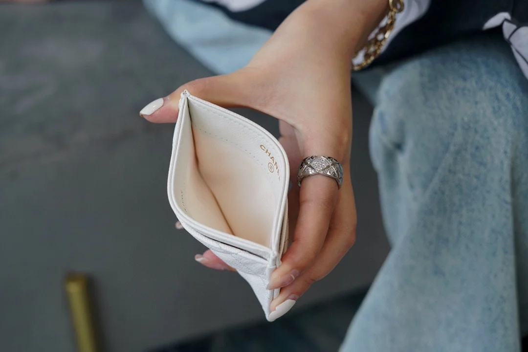 샤넬 클래식 카드 홀더 화이트