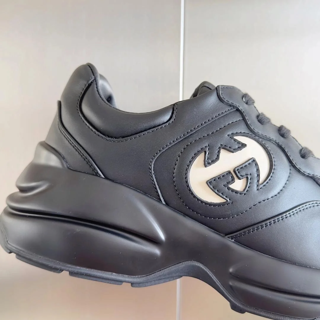 구찌 라이톤 인터로킹 G 스니커즈 블랙