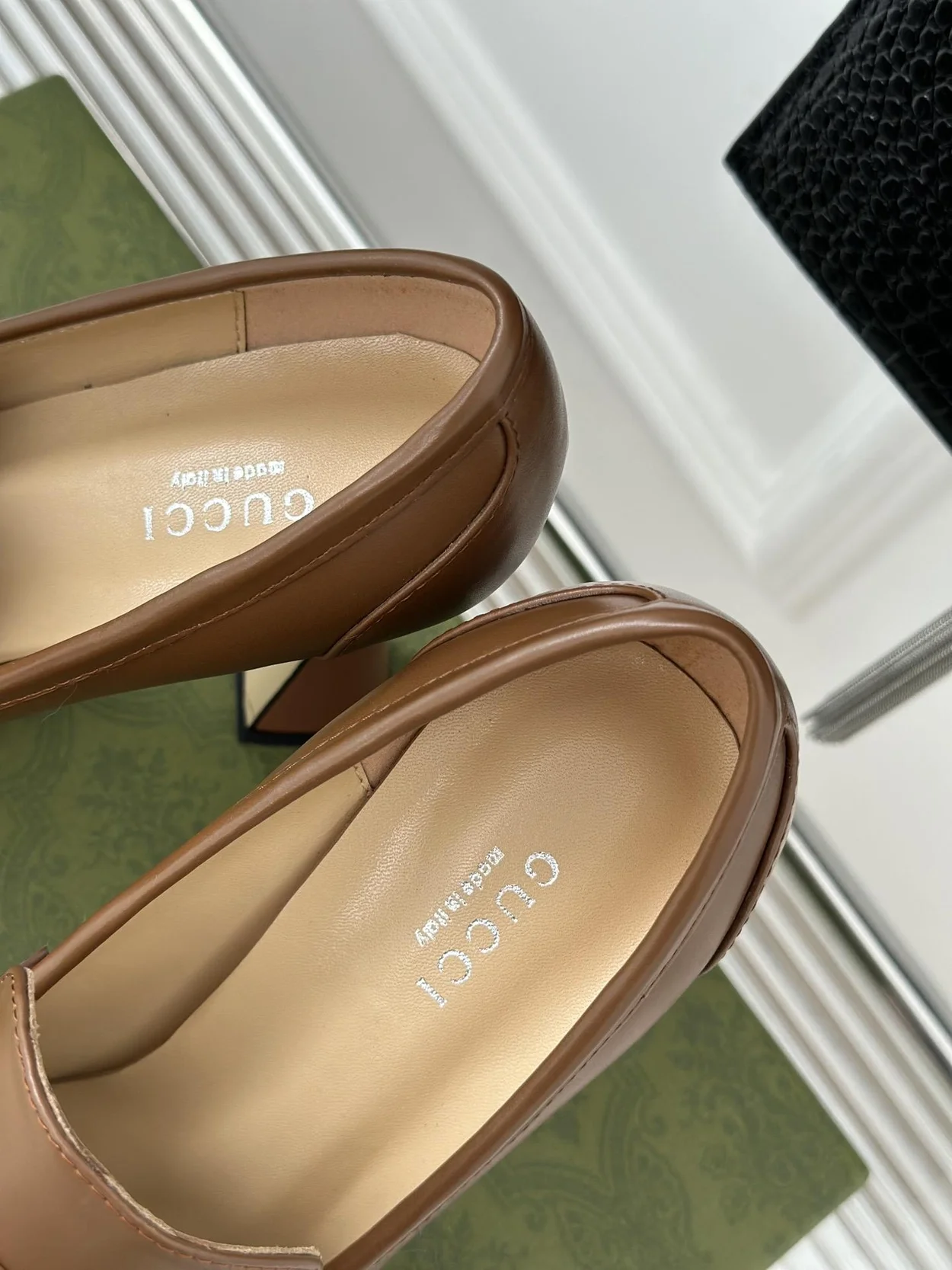 구찌 GG 스터드 플랫폼 로퍼 브라운