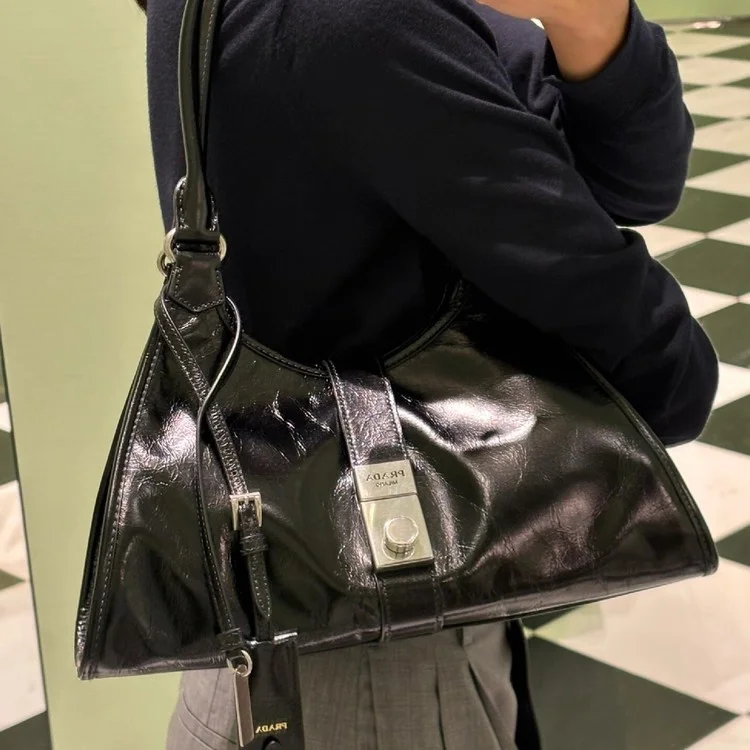 프라다 라지 레더 토트 백 1BG570