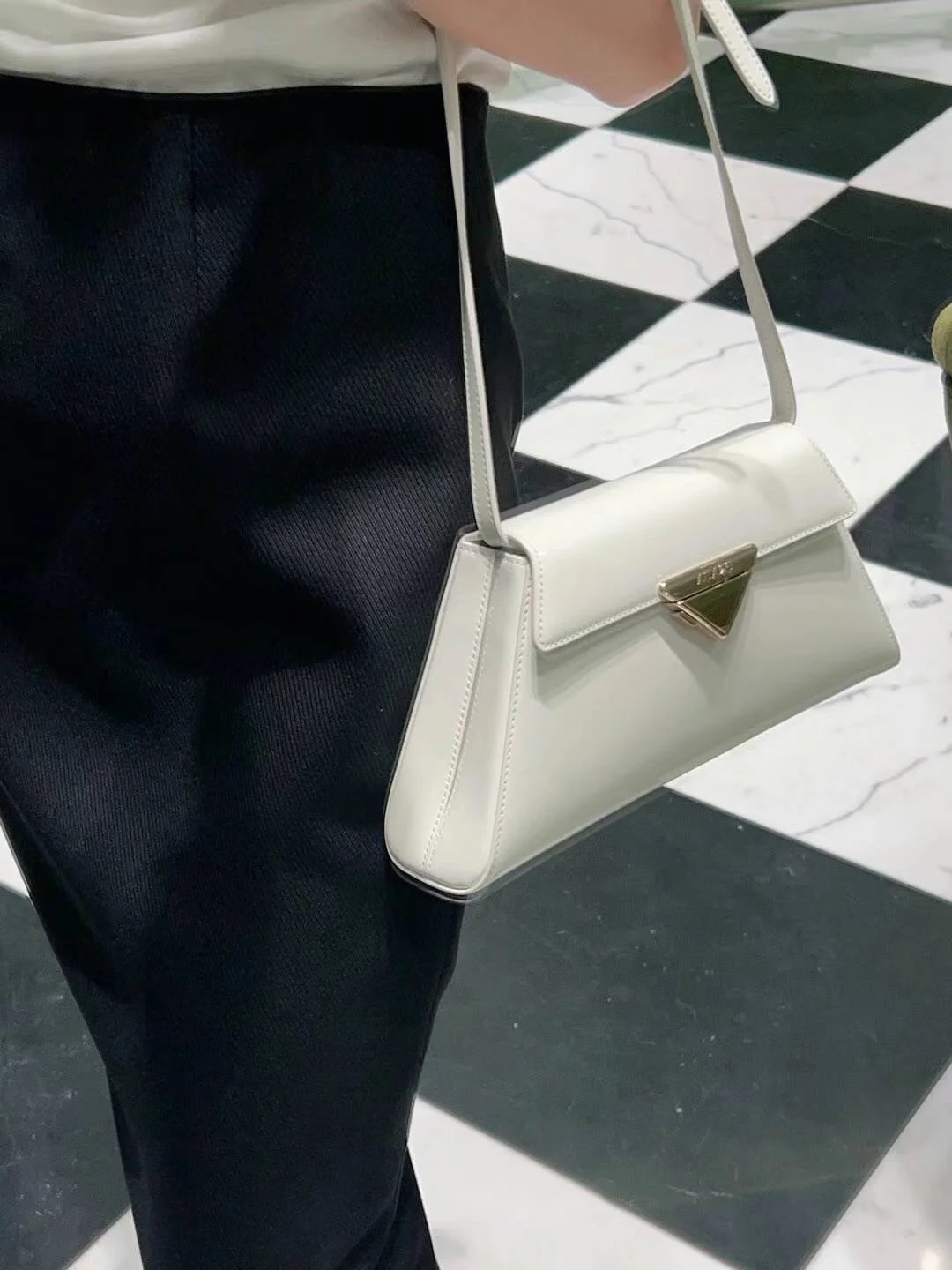 프라다 브러쉬드 레더 숄더백1BD343