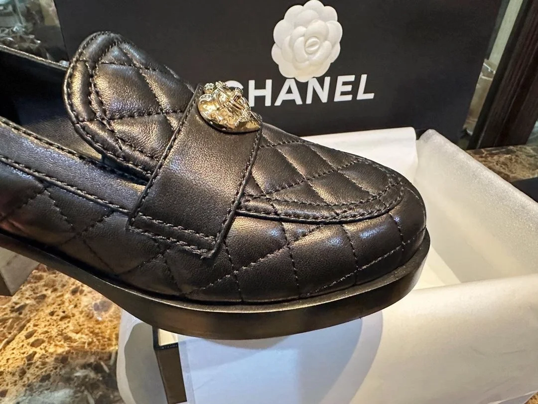 샤넬 CC 퀼티드 골드 하트 로퍼 블랙