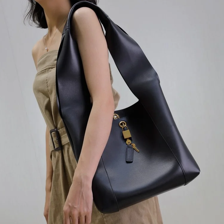 생로랑 탠저 패드락 팬던트 레더 숄더 773686