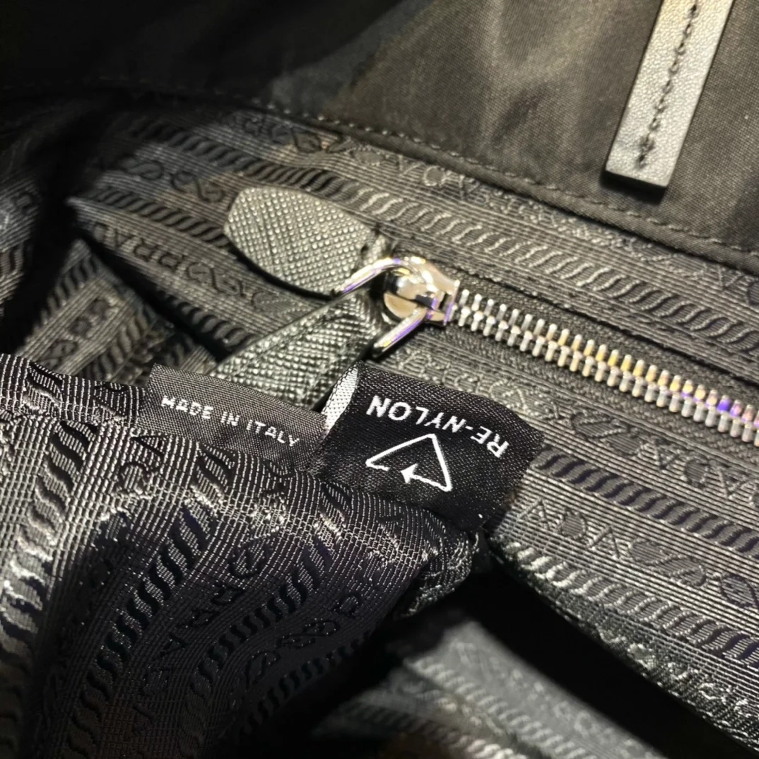 프라다 1BG107 리나일론 토트백